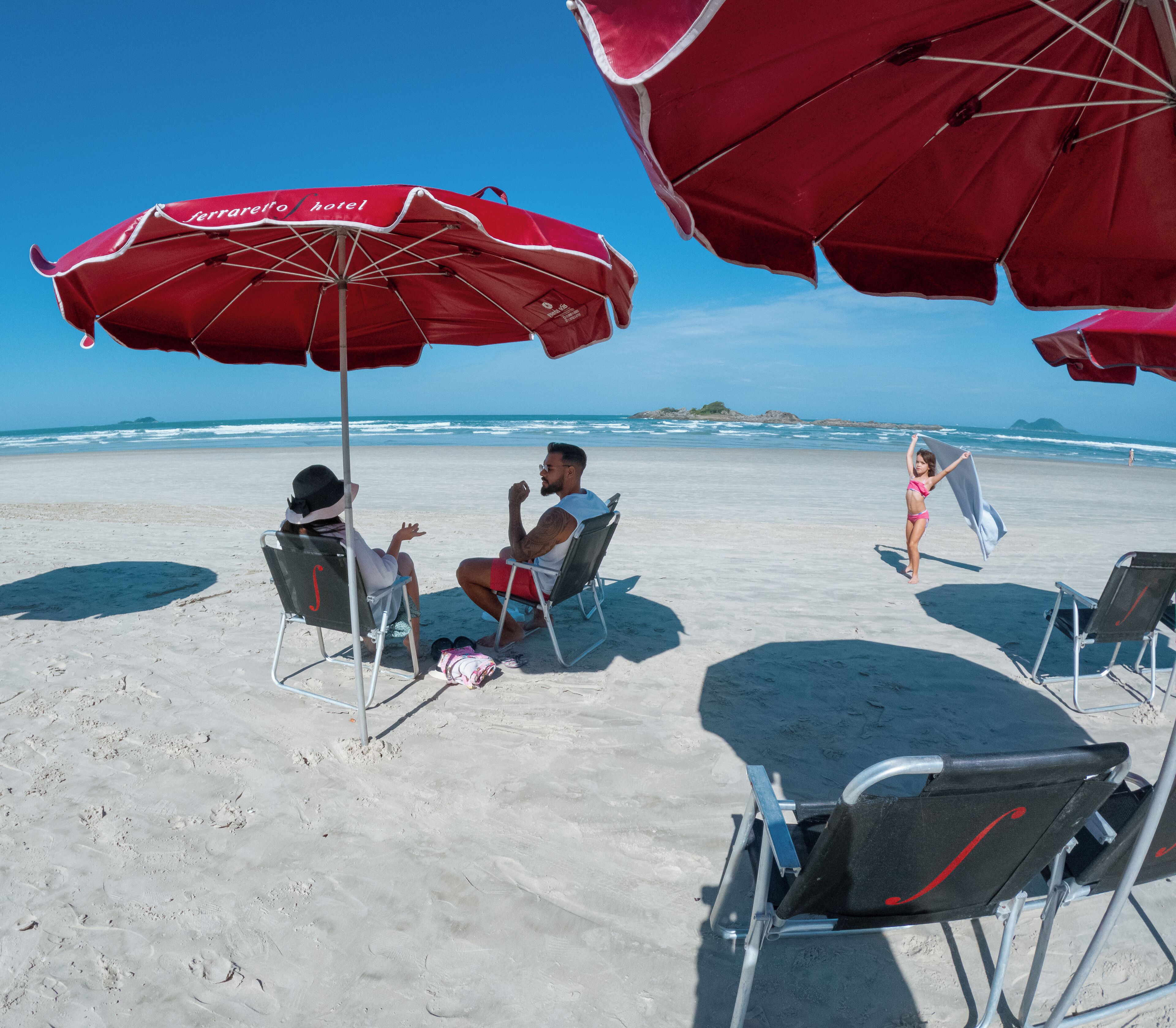 beach nearby, white sand, sun-loungers, beach umbrellas