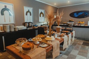 Café da manhã com buffet grátis todos os dias
