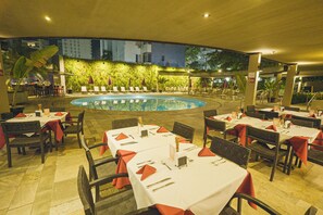 Una piscina al aire libre, tumbonas