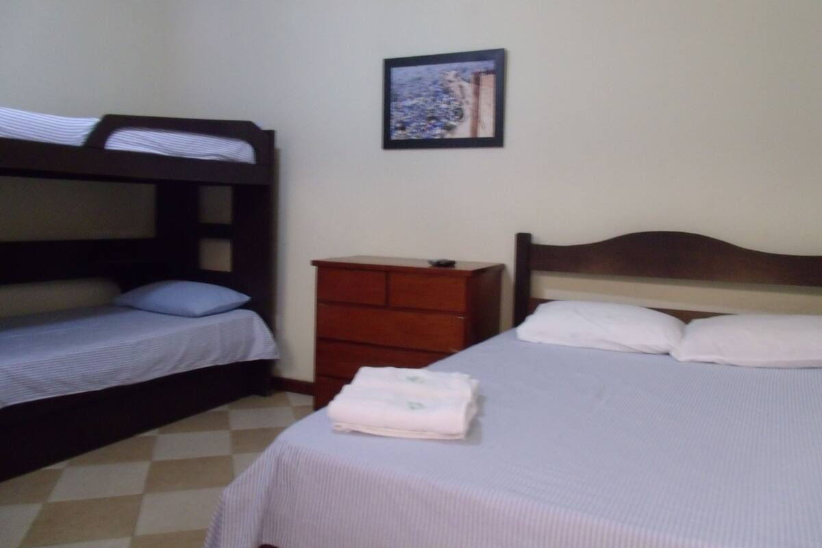 Minibar, cortinas opacas, camas supletorias y wifi gratis