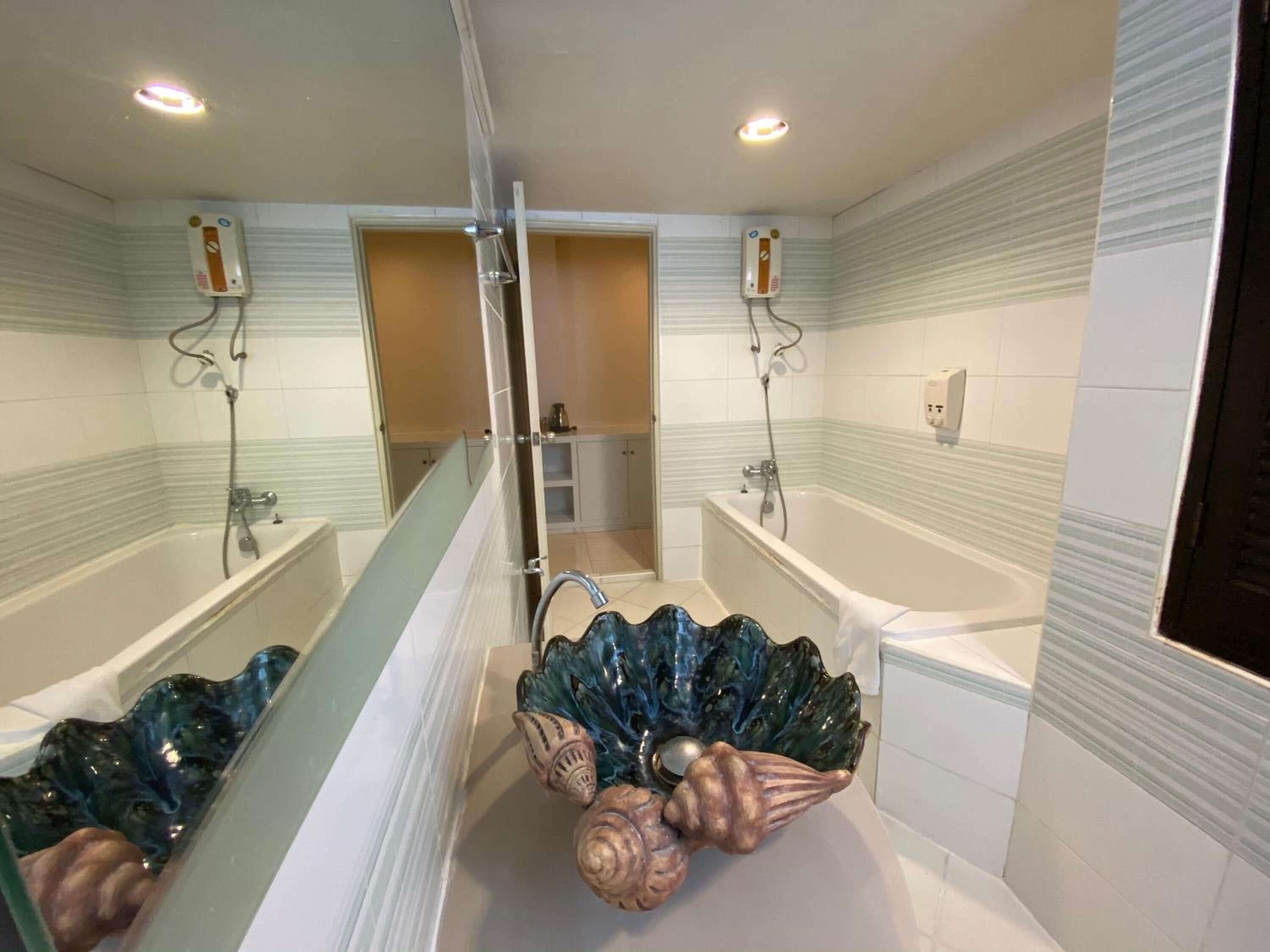 deluxe room | bathroom | free toiletries, slippers, towels