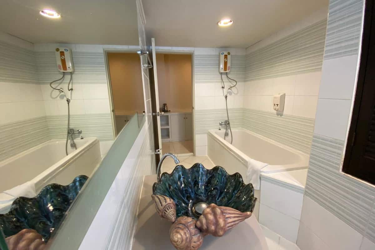 deluxe room | bathroom | free toiletries, slippers, towels