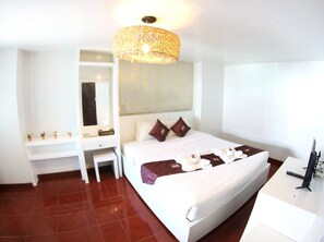 Habitación Deluxe | Minibar, caja de seguridad en la habitación y decoración personalizada