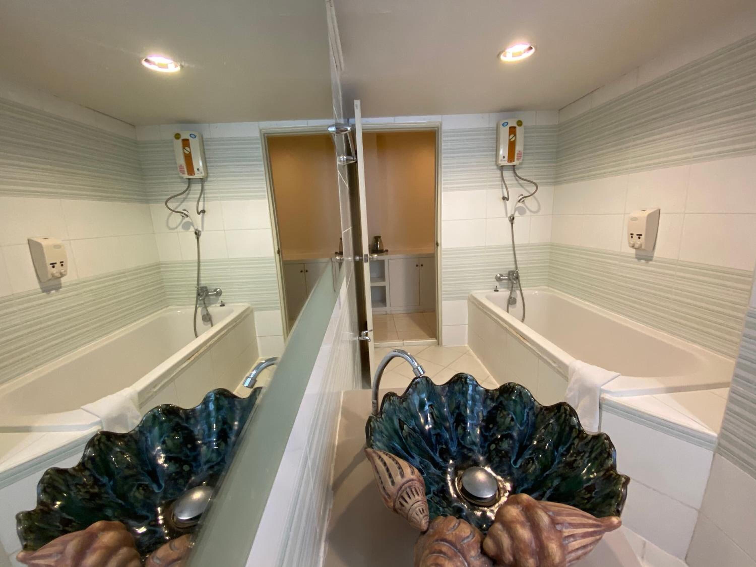 deluxe room | bathroom | free toiletries, slippers, towels