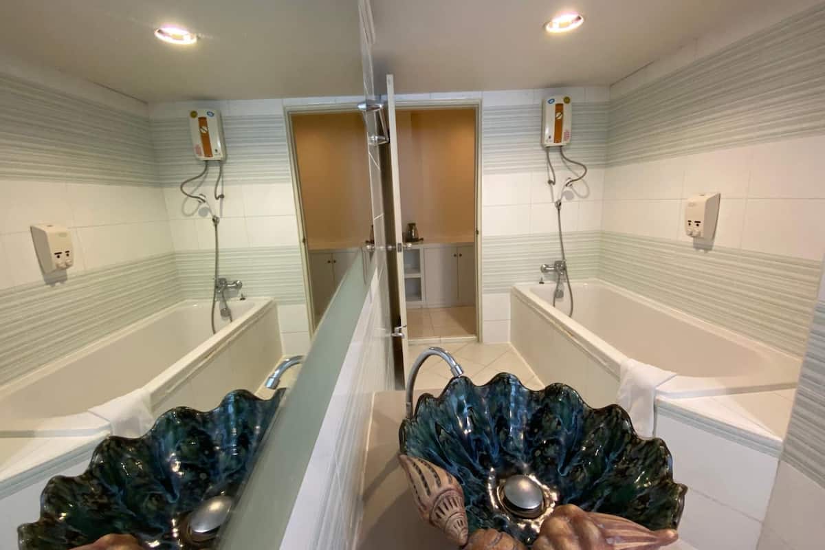 deluxe room | bathroom | free toiletries, slippers, towels