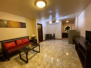 Deluxe Room | Living room | TV - Noble Place Chiangmai (Chiang Mai)