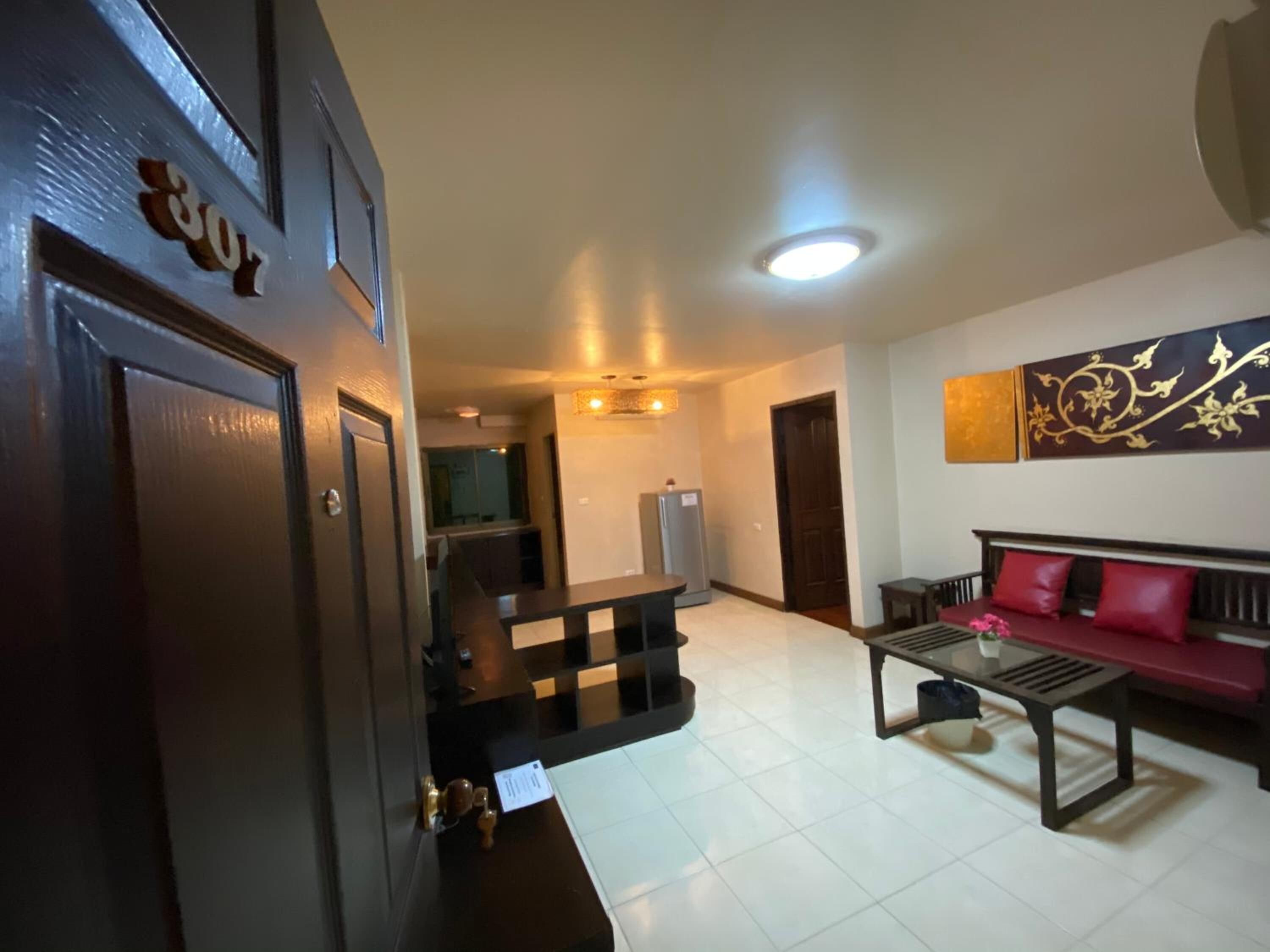 deluxe room | living room | tv