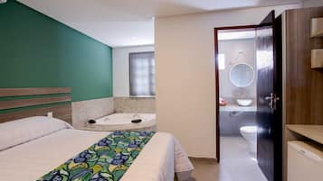 Quarto casal luxo, banheira de imersão | Frigobar, cortinas blackout, ferros/tábuas de passar roupa