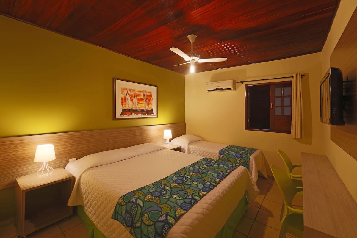 Superior Triple Room | Bar mini, langsir/tirai gelap terus, seterika/papan seterika