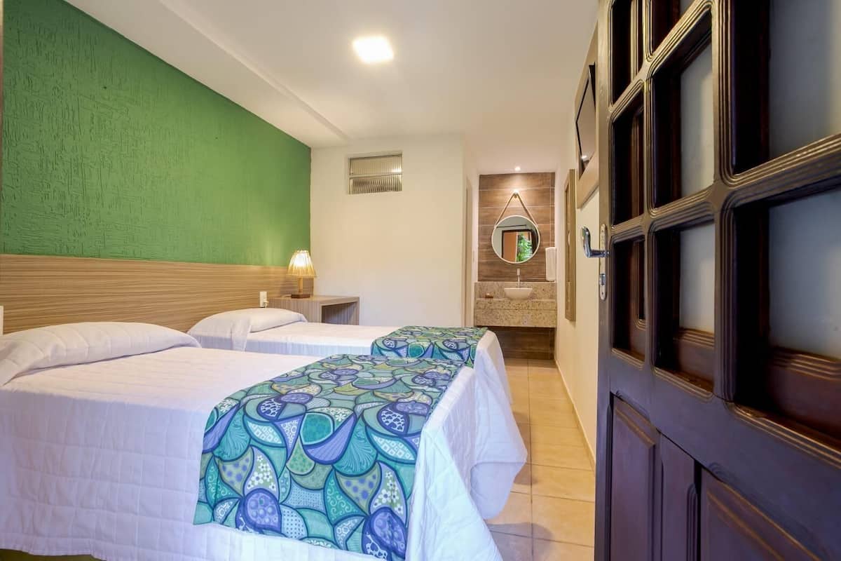 Bar mini, langsir/tirai gelap terus, seterika/papan seterika