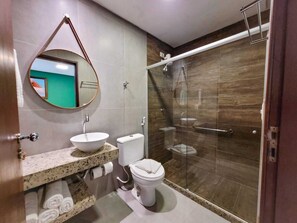 Camera quadrupla | Bagno | Doccia, set di cortesia gratuito, asciugacapelli, asciugamani