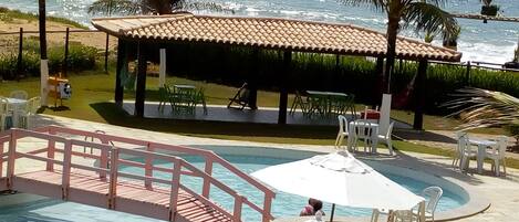 2 piscinas externas, guarda-sóis, espreguiçadeiras