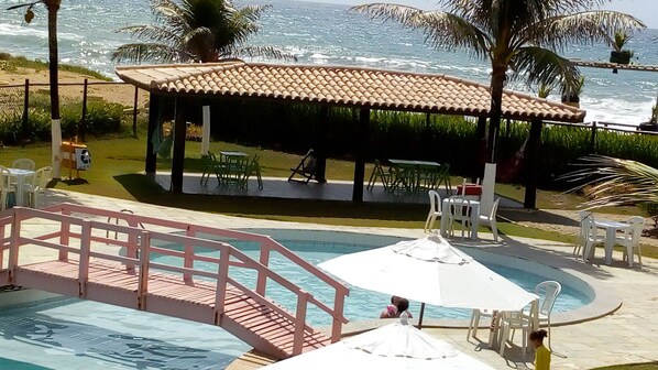 2 室外游泳池，池畔遮阳伞，日光浴躺椅