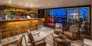 Bar de cocktails, con vista a la playa, abre todos los días