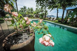 Una piscina al aire libre (de 08:00 a 22:00), tumbonas