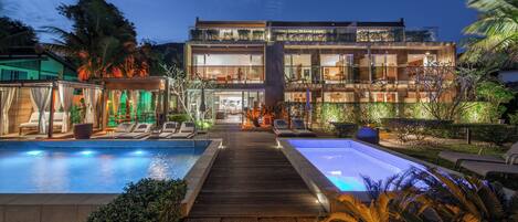 Outdoor pool, open 8:00 AM to 10:00 PM, pool loungers