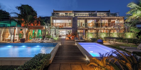 室外游泳池,08:00 至 22:00 开放,日光浴躺椅