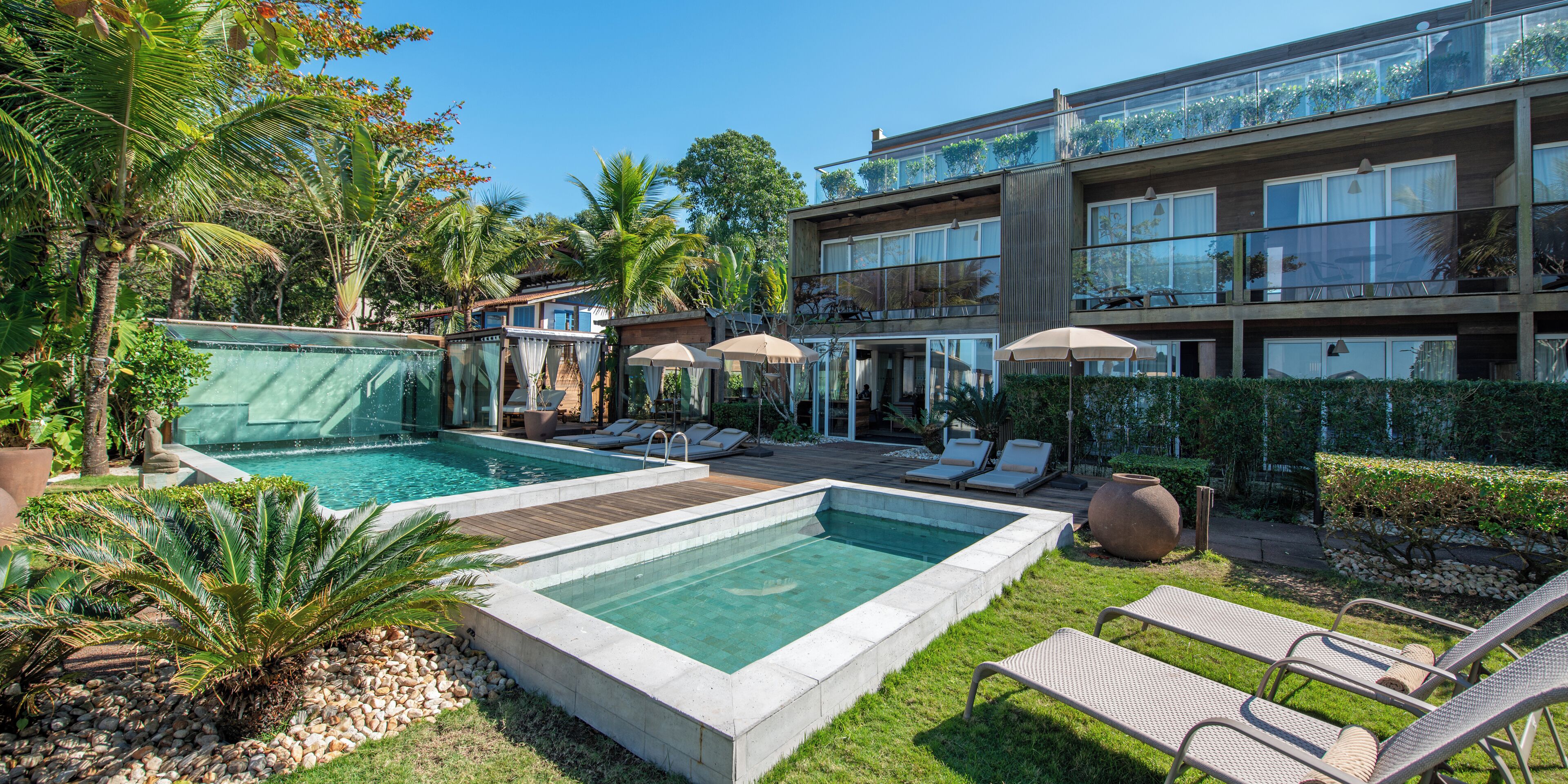 Alberca al aire libre, acceso de 08:00 a 22:00, y camastros 