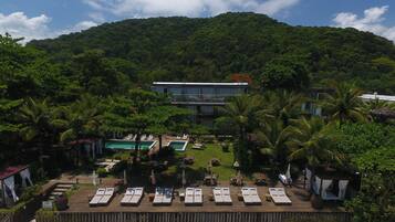 Piscina externa, funciona das 8h às 22h, espreguiçadeiras