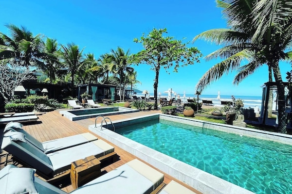 Una piscina al aire libre, tumbonas