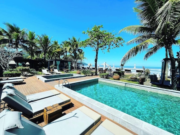 Außenpool, Liegestühle