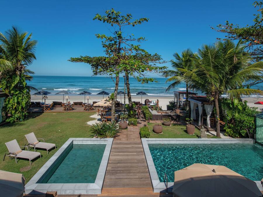 Piscina externa, funciona das 8h às 22h, espreguiçadeiras