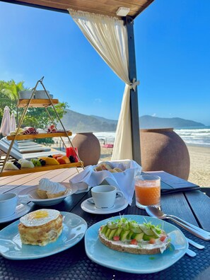 Se sirven almuerzos y cenas, mariscos