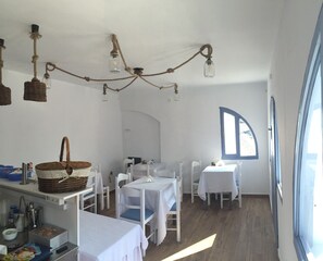 Breakfast area - Alisaxni Resort (Santorini)