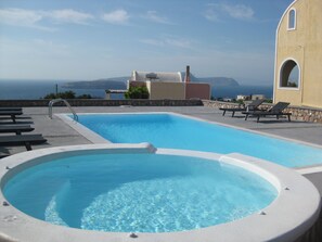 Kolam renang outdoor, dengan payung kolam renang dan kursi berjemur