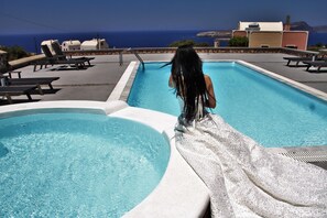 Outdoor pool - Alisaxni Resort (Santorini)