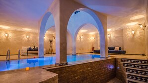 Un área de spa con piscina, arcos y una escalera.