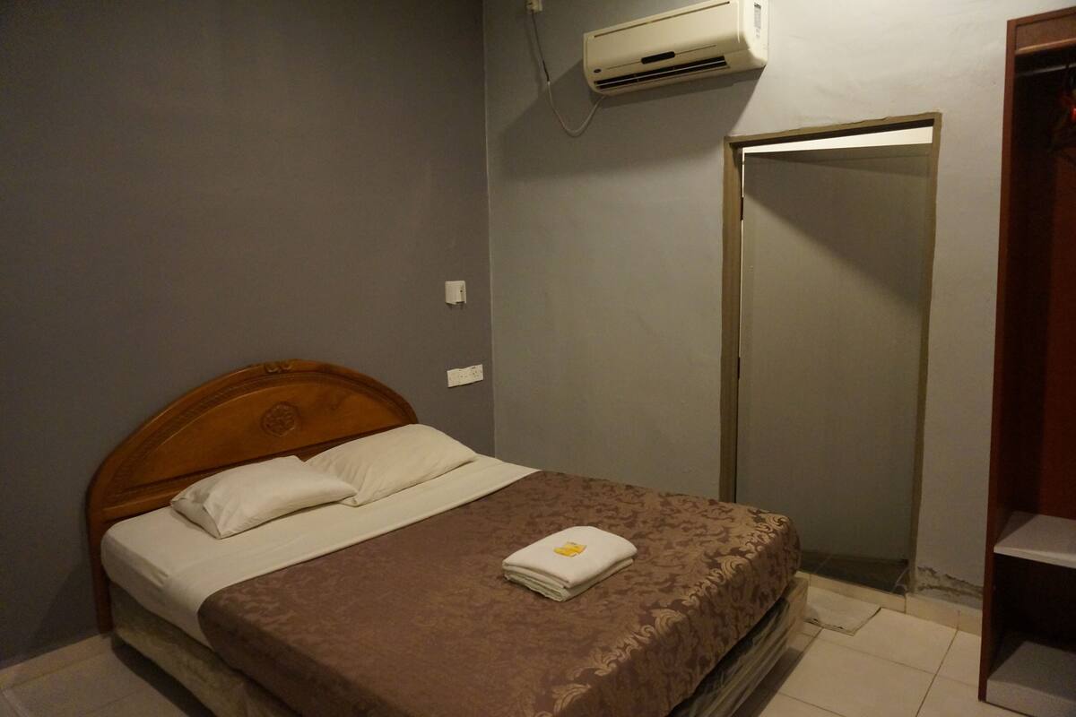 Deluxe Room, 1 Queen Bed | Desk, iron/ironing board, WiFi (free)