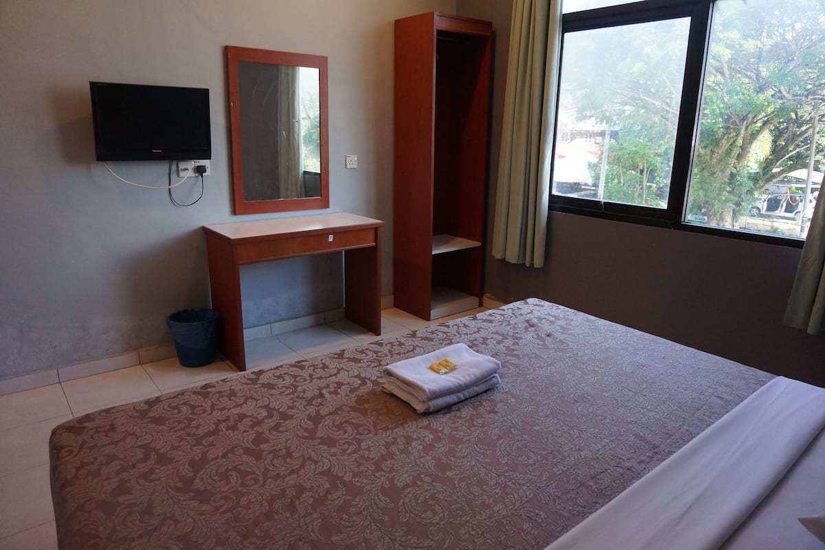 Deluxe Room, 1 King Bed | Desk, iron/ironing board, WiFi (free)