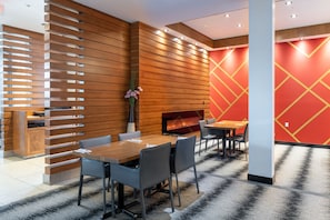 Lounge - Four Points by Sheraton Edmonton International Airport (Nisku)