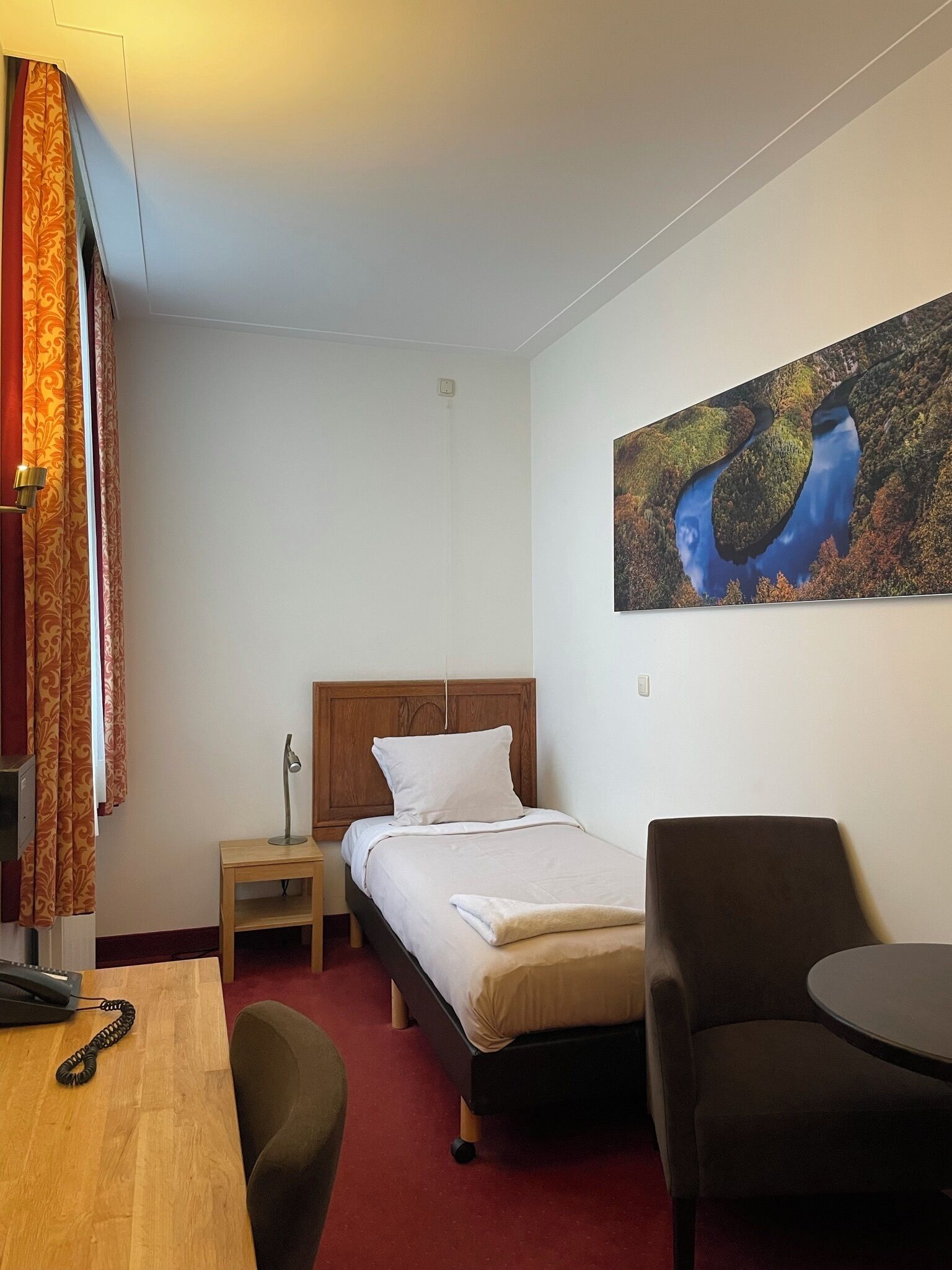 Caja de seguridad en la habitación, escritorio y cortinas blackout 