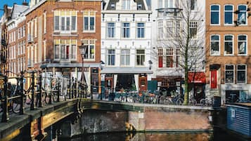 Ein Kanal, gesäumt von Gebäuden, darunter ein Restaurant und ein Geschäft.