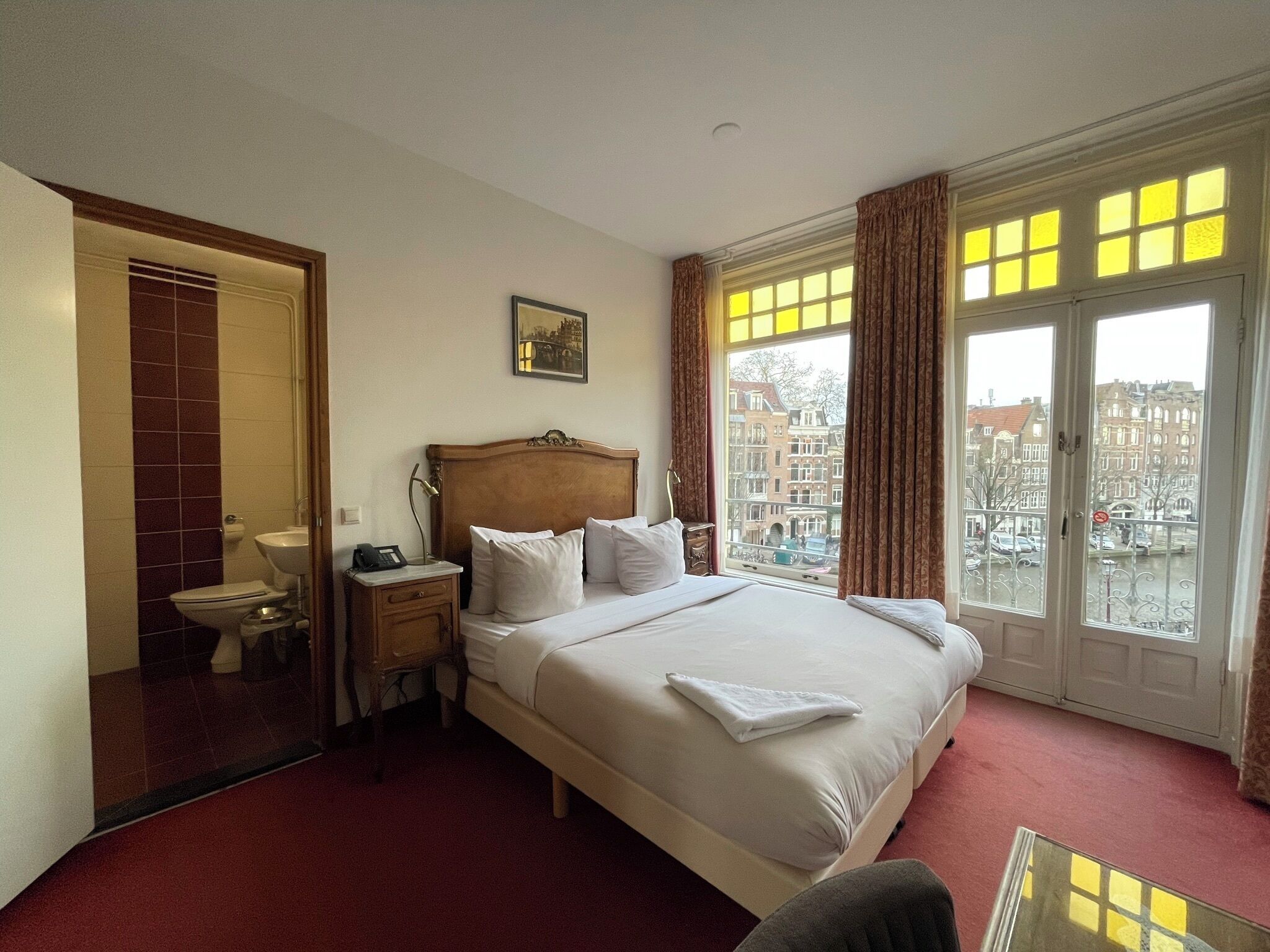 Caja de seguridad en la habitación, escritorio y cortinas blackout 