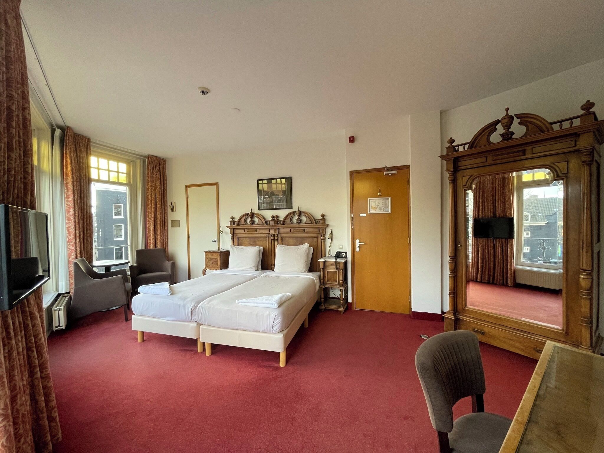 Caja de seguridad en la habitación, escritorio y cortinas blackout 