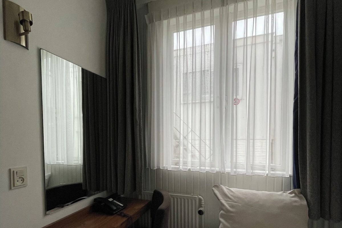 Single Room | In-room safe, desk, blackout curtains, free WiFi