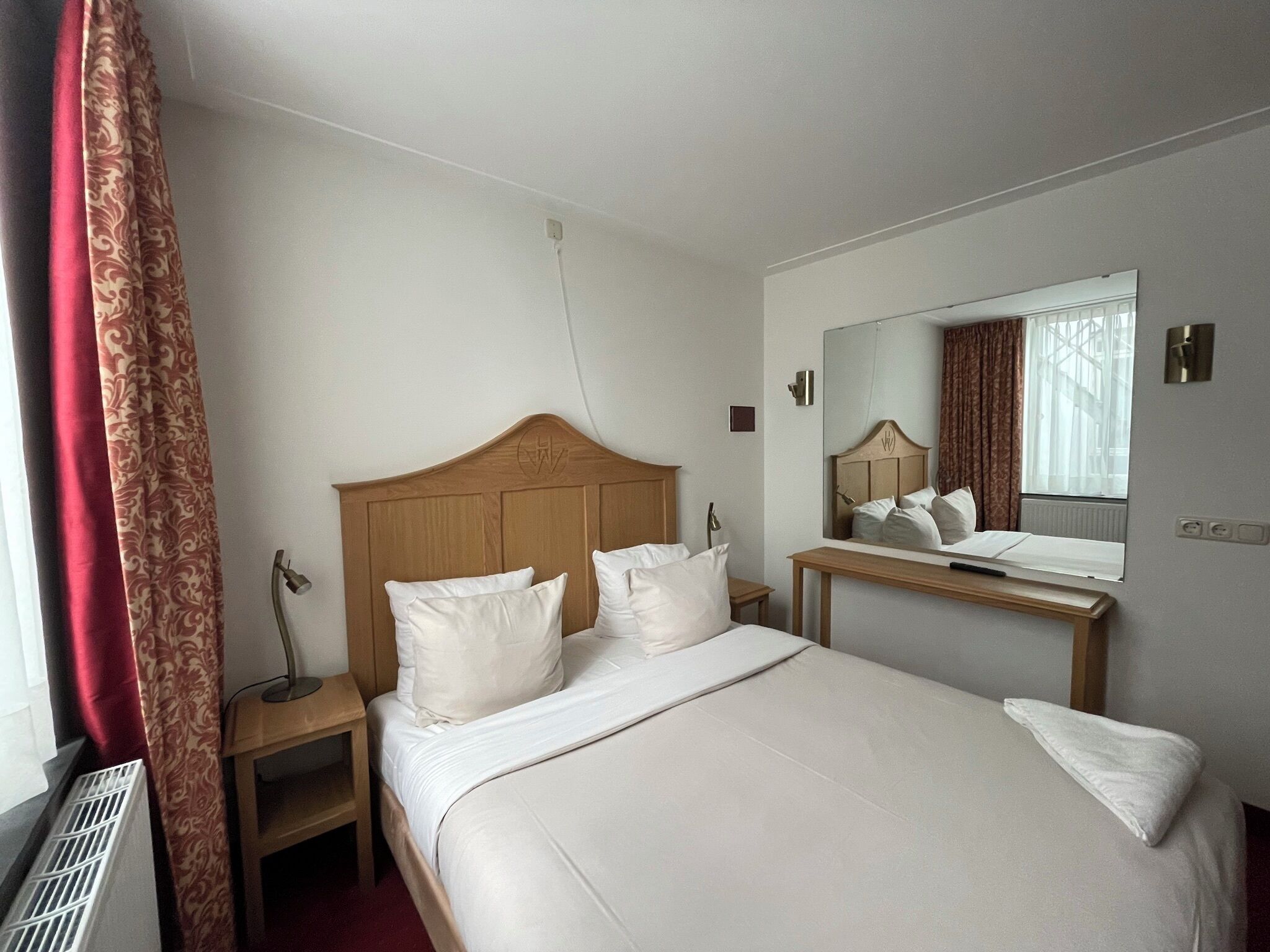 Coffres-forts dans les chambres, bureau, rideaux occultants