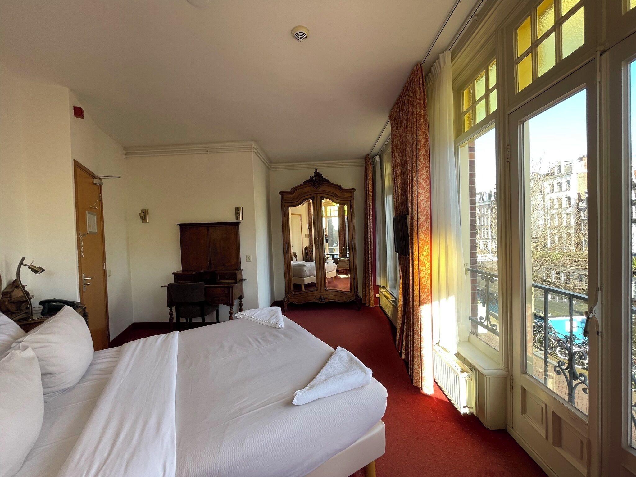 Coffres-forts dans les chambres, bureau, rideaux occultants