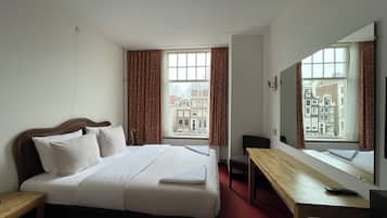 Habitación doble Deluxe | Caja de seguridad en la habitación, escritorio y cortinas blackout