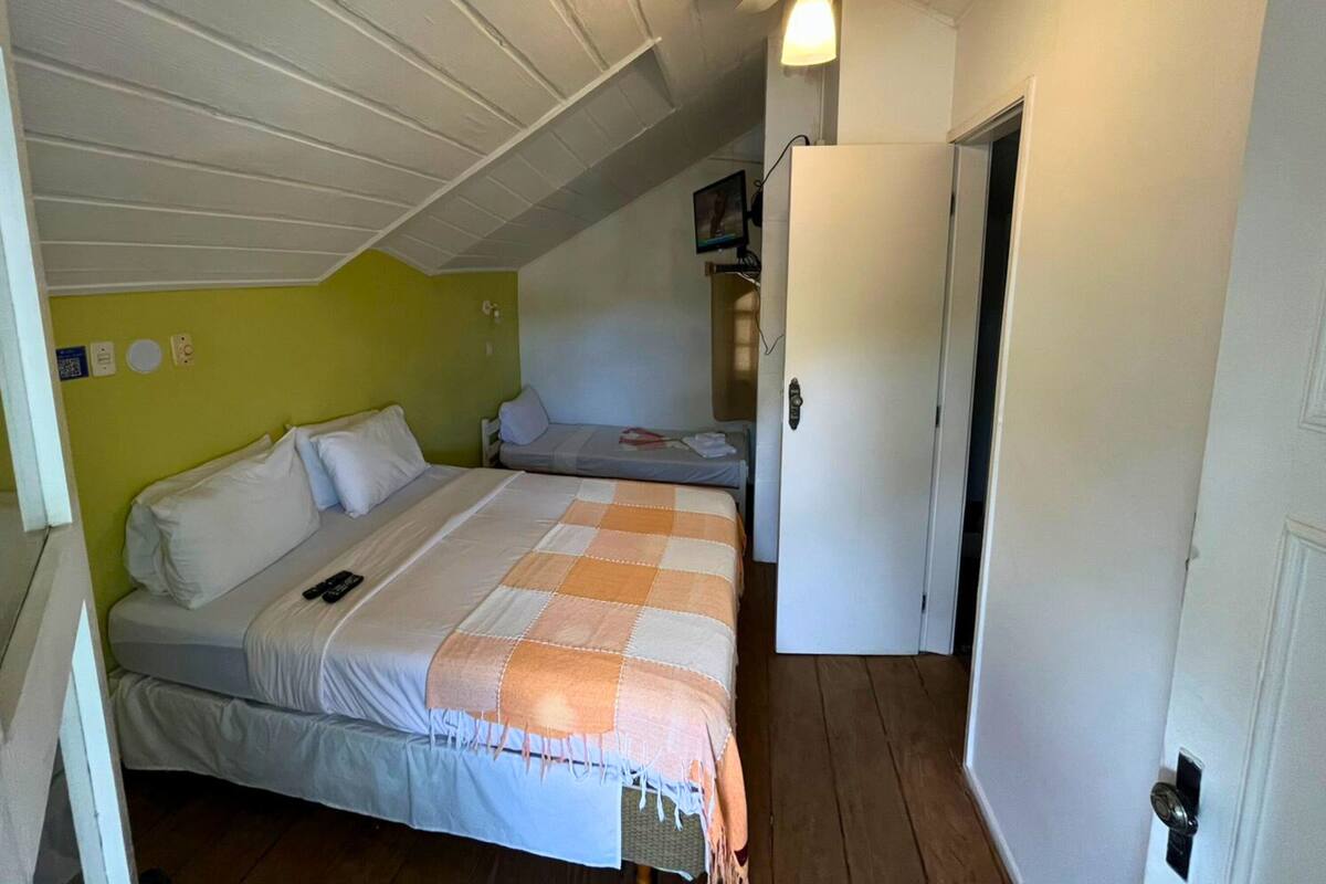 Une chambre à coucher avec un lit, un petit lit et une armoire.