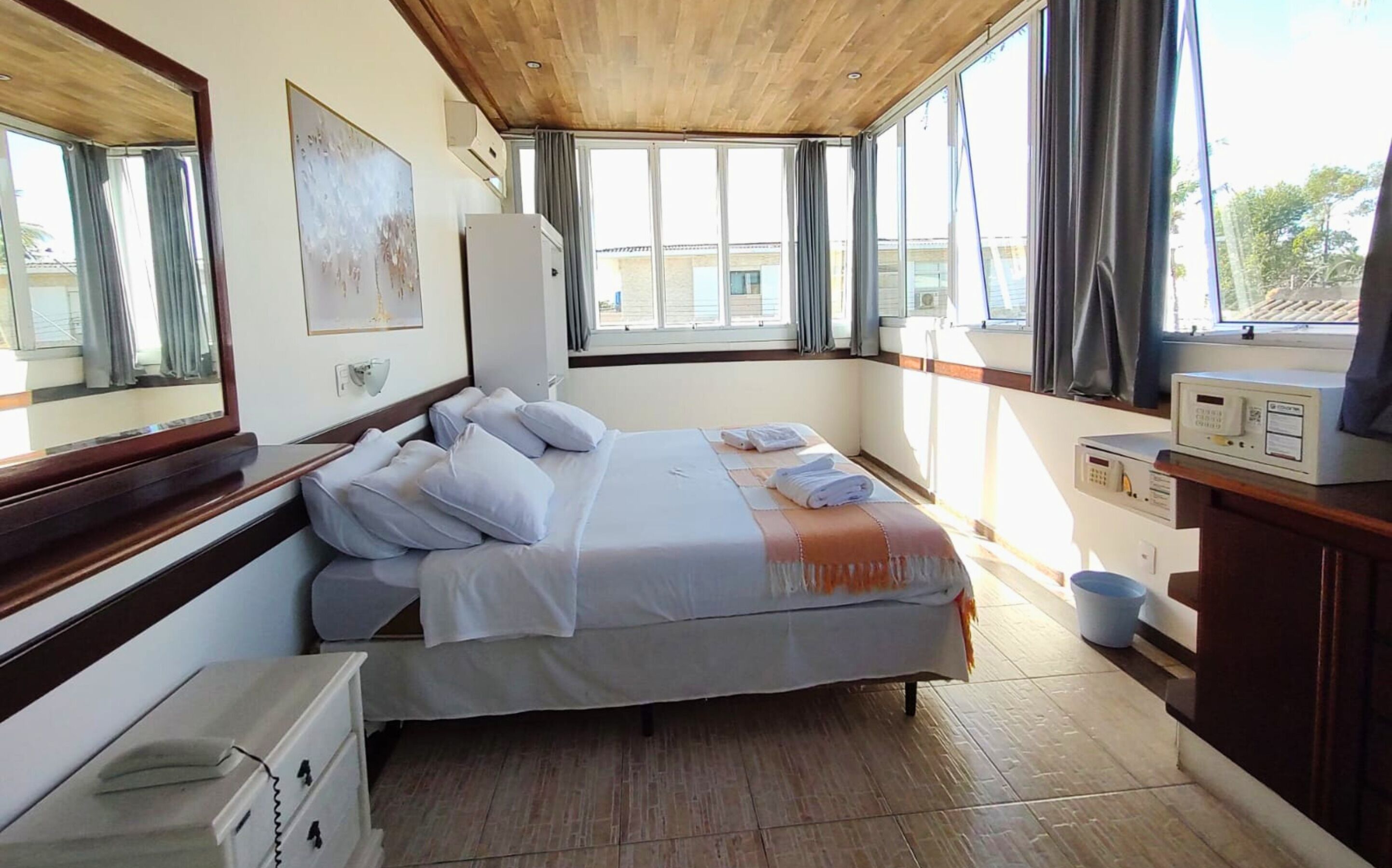 Minibar, caja de seguridad en la habitación y cortinas blackout 