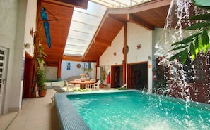 Indoor pool, open noon to 10 PM, pool loungers - Hotel Casa Branca (Guarujá)