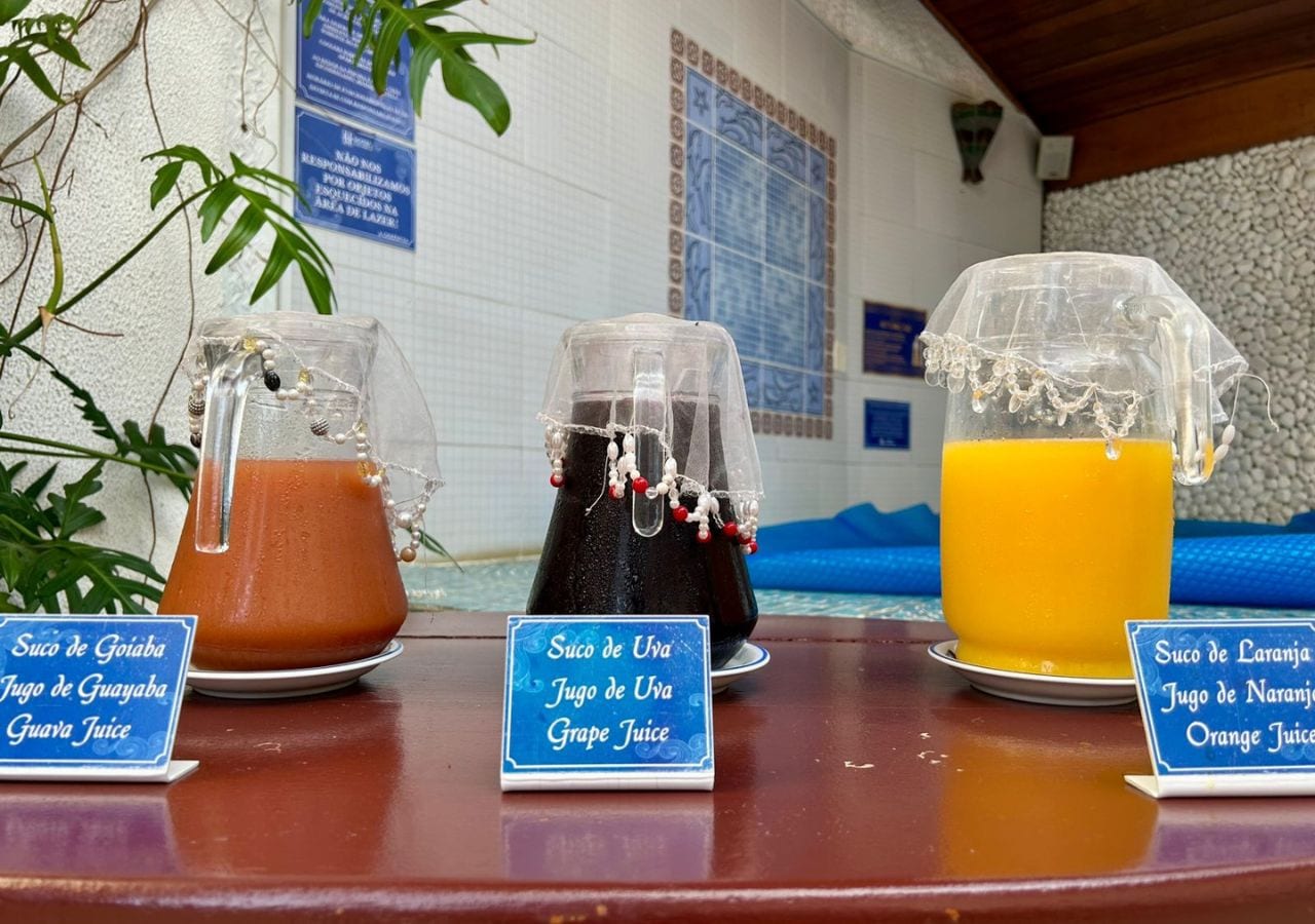 A juice bar with three types of juice: Goijaba, Uva, and Laranja.