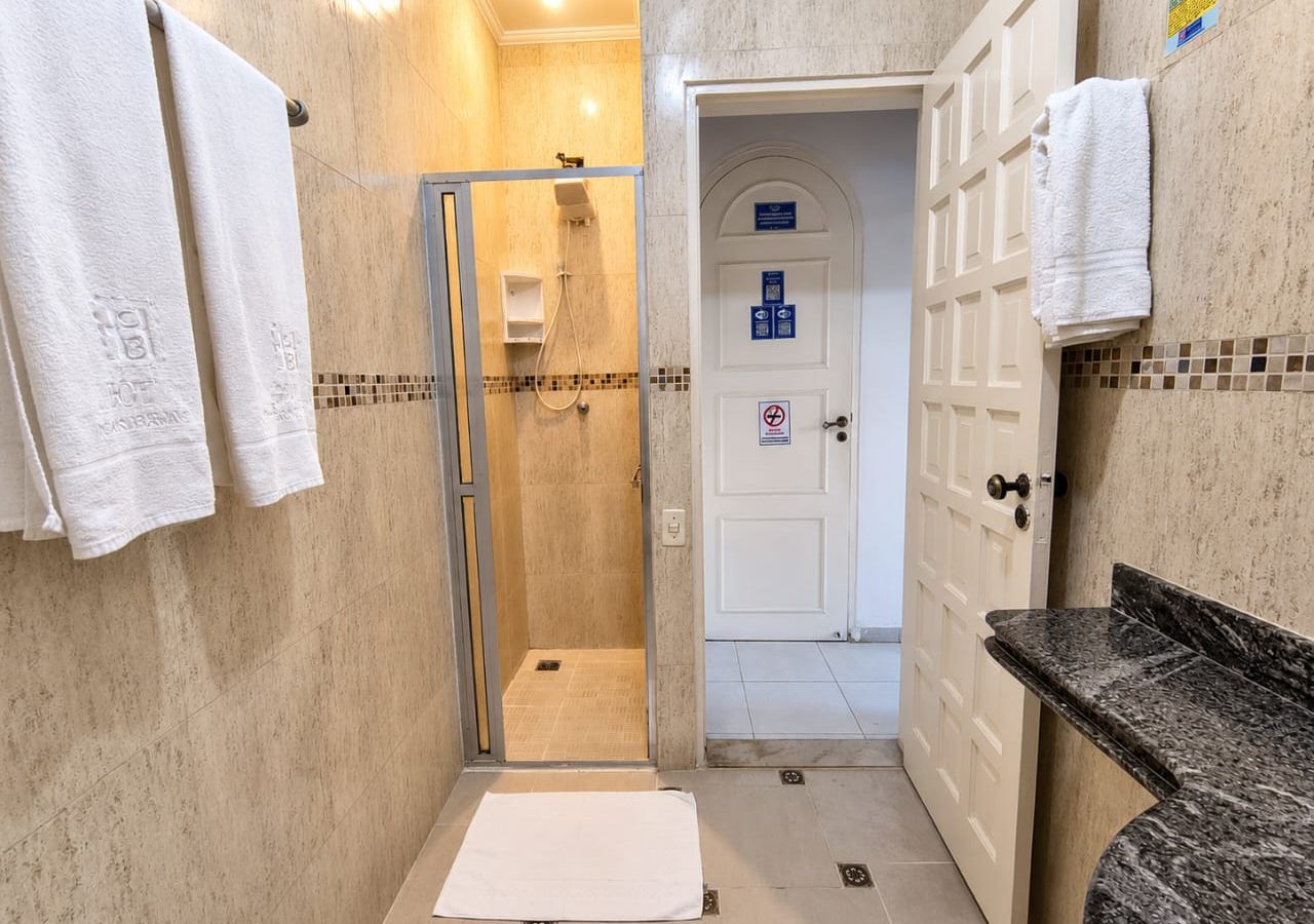 Un baño con ducha, inodoro y lavamanos.