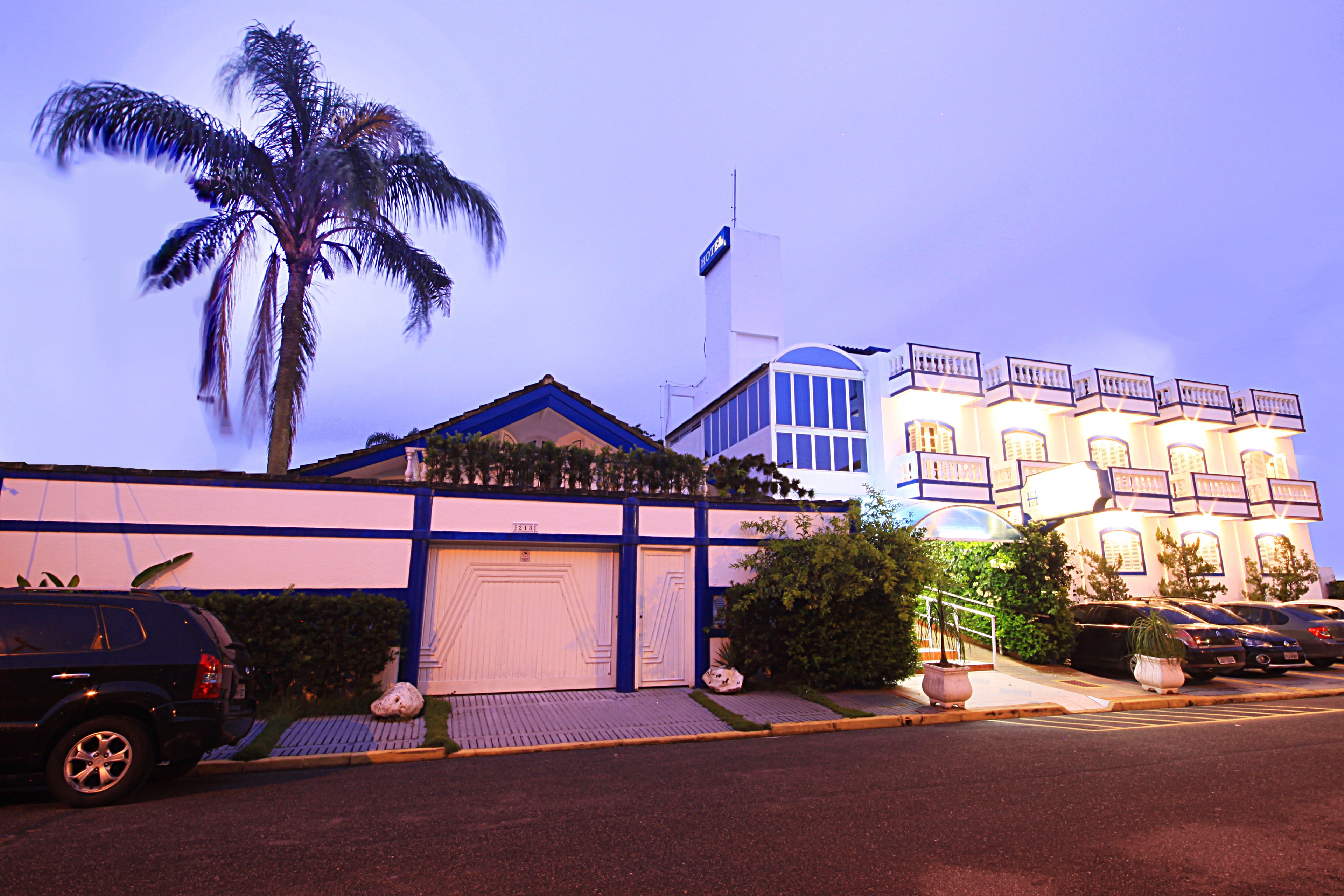 住宿正面 - 傍晚/夜晚