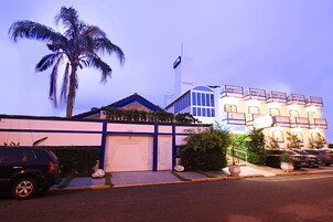 Fachada de la propiedad por la tarde o noche