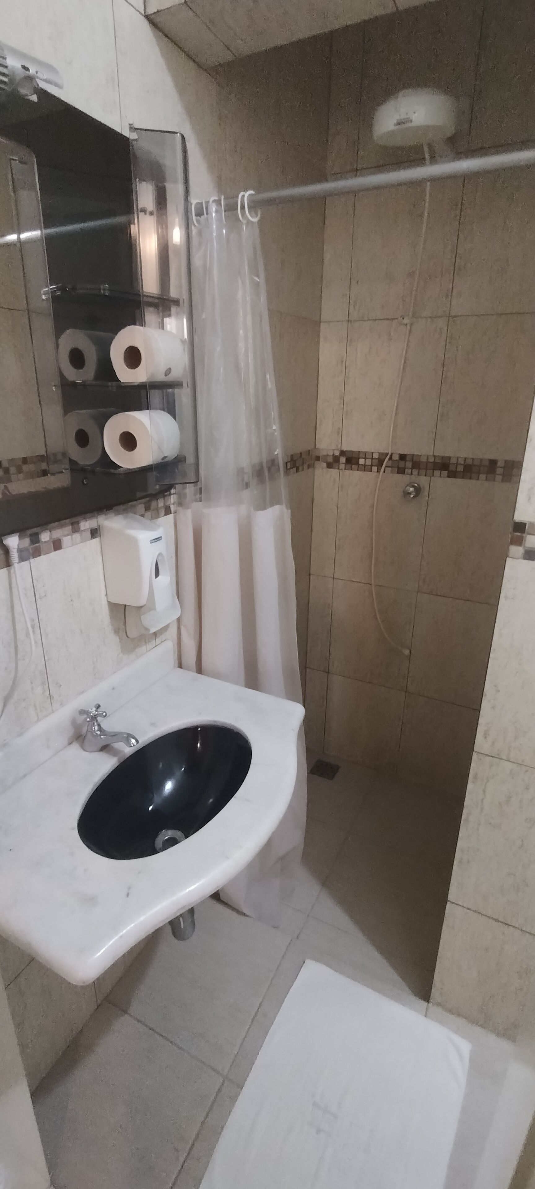 suite standard 38 | bathroom | shower, free toiletries, hair dryer, towels